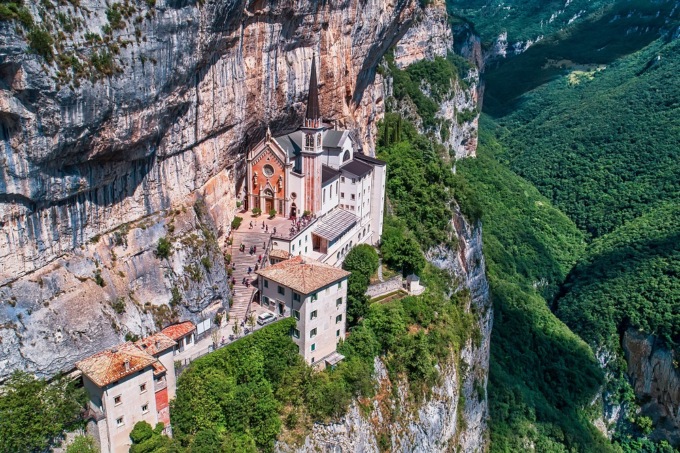 Malore sul sentiero verso il Santuario Madonna della Corona: soccorso 59enne di Pieve del Grappa