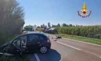 Incidente a Vedelago: pezzi di auto sparpagliati sull'asfalto, l'autoarticolato rovesciato fuoristrada