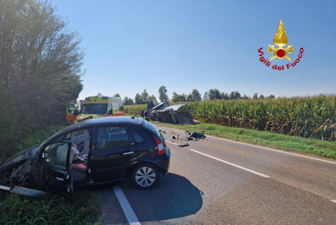Incidente a Vedelago: pezzi di auto sparpagliati sull’asfalto, l’autoarticolato rovesciato fuoristrada