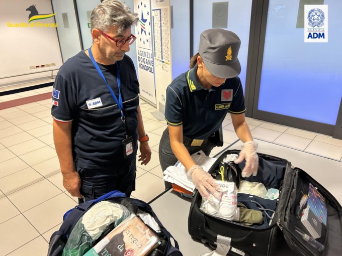 Rientrano dalle vacanze pieni di vestiti e accessori “tarocchi”: scattano le multe all’aeroporto di Treviso