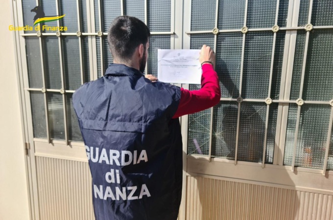 Guai col fisco, lavoratori irregolari e sicurezza inesistente: sequestrati un calzaturificio e due laboratori tessili