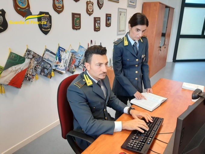 Fa shopping online con la carta di credito di un anziano defunto: trevigiano denunciato