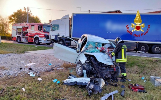 Terribile frontale a Riese tra un camion e un’auto, completamente distrutta