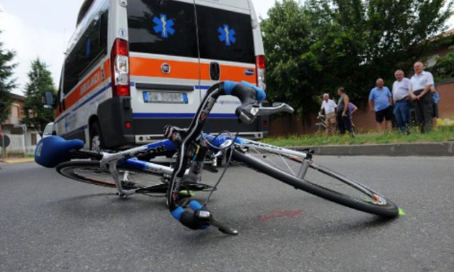 Ciclista centrato da un’auto a Castelfranco: il 27enne fugge ma viene individuato: “Preso dal panico”