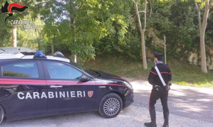 Blitz antidroga dei carabinieri nei parcheggi di Villa d'Asolo vicino alla chiesa parrocchiale
