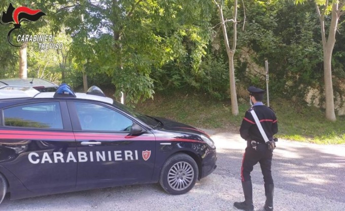 Blitz antidroga dei carabinieri nei parcheggi di Villa d’Asolo vicino alla chiesa parrocchiale