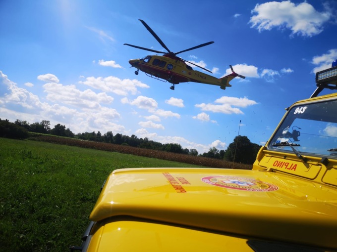 Il “tedesco volante” precipita col parapendio in mezzo agli alberi e resta sospeso da terra