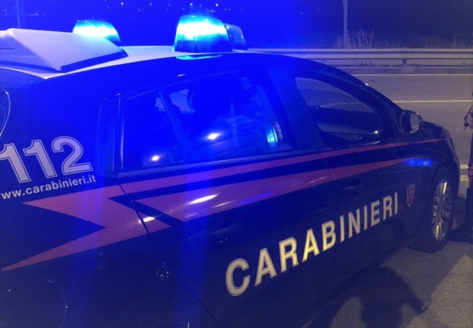 “Dammi l’incasso”: entra nel centro benessere e minaccia la titolare