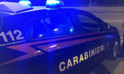 Danneggia porta e citofono di casa dell'ex fidanzata, poi aggredisce anche i carabinieri