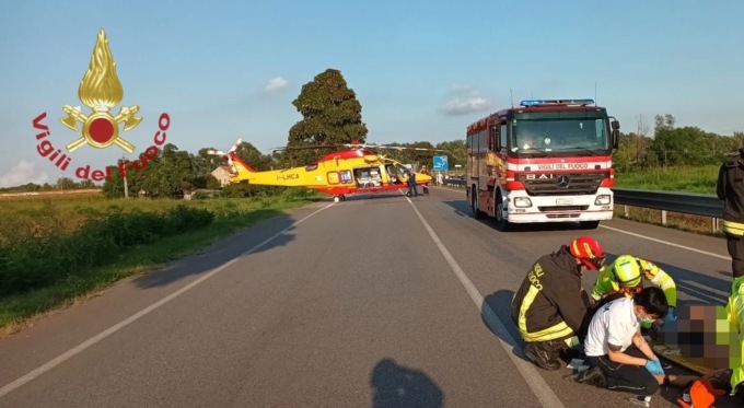 Tremendo schianto tra auto e moto a Motta: ferito il centauro