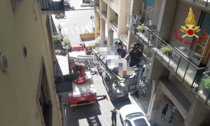 Treviso, anziano cade in casa: per soccorrerlo arrivano i Vigili del fuoco con l'autoscala
