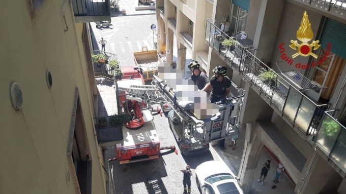Treviso, anziano cade in casa: per soccorrerlo arrivano i Vigili del fuoco con l’autoscala