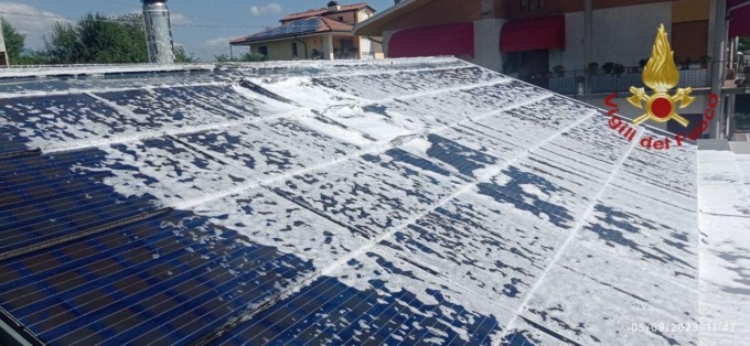 Incendio tetto a Cornuda, bruciano i pannelli fotovoltaici di una casa