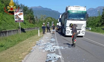 Pederobba, il camion perde il carico di alluminio sulla Feltrina: intervengono i Vigili del fuoco