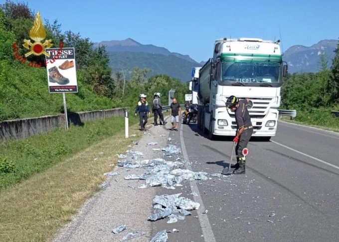 Pederobba, il camion perde il carico di alluminio sulla Feltrina: intervengono i Vigili del fuoco