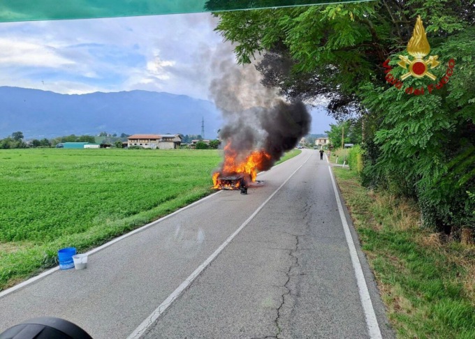 Fumo dal cofano, poi l’auto viene divorata dalle fiamme: il conducente si mette in salvo appena in tempo
