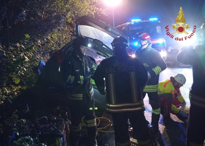 Perde il controllo dell’auto e si schianta contro un muretto: morto 46enne