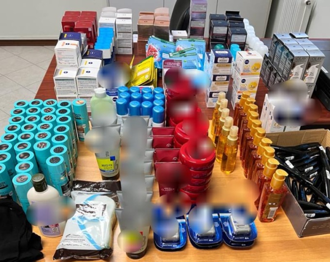 Il rapinatore della profumeria (individuato) e i cinque stranieri con 8mila euro di cosmetici stipati nella station wagon