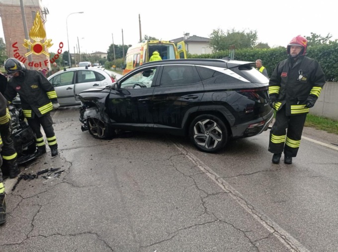 Scontro fra tre auto a Castelfranco: nell’impatto divelte le sbarre del passaggio a livello