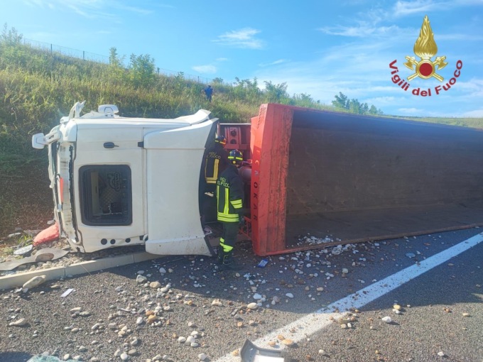 Incidente sulla Pedemontana: perde il controllo del camion e si ribalta