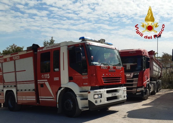 Colpito alla testa dalla sponda posteriore del camion: così è morto nella cava l’autista 48enne