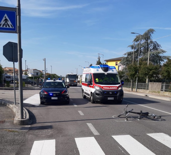 Un ciclista 85enne è stato investito da un furgone: è in prognosi riservata
