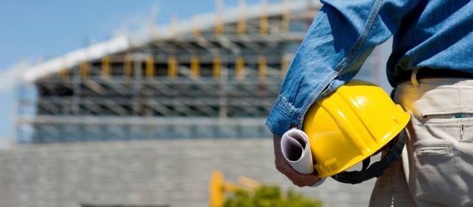Rubano il portafoglio all’operaio nel cantiere edile, lui se ne accorge e si aggrappa all’auto dei malviventi in fuga