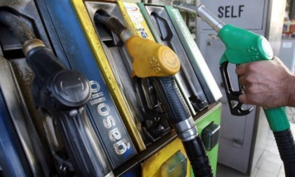 Il bonus benzina da 80 euro e i distributori dove costa meno fare rifornimento a Treviso