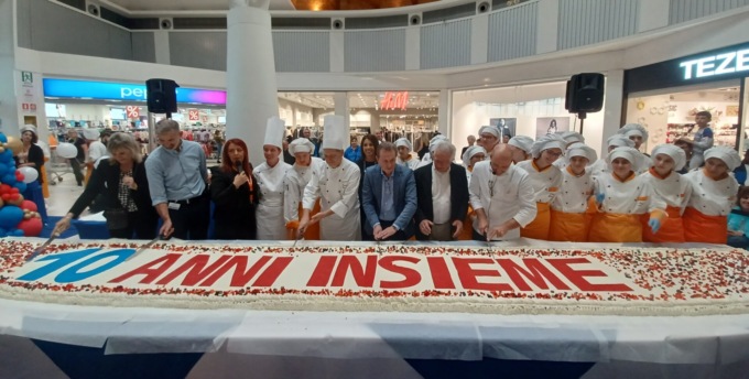 Una torta da record per il compleanno del Centro Commerciale Panorama di Villorba