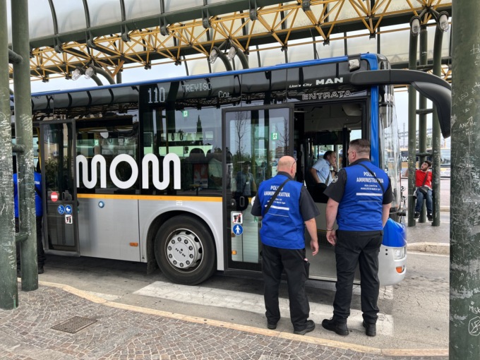 Sul bus senza biglietto dà in escandescenza, condannato per resistenza a pubblico ufficiale