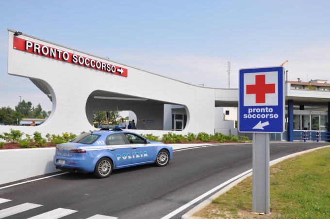 Si presenta al Ca’ Foncello per un certificato e minaccia i medici, poi la sera scatena una lite fuori dalla pizzeria