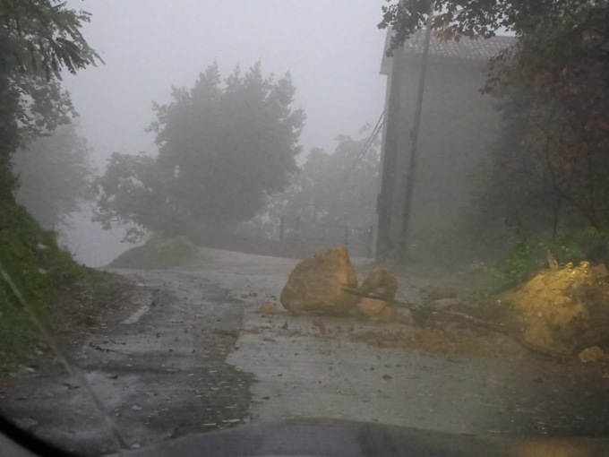Nubifragio sulla Marca: caduta massi, cedimenti e frane su alcune strade provinciali. Esonda il Sile a Casale