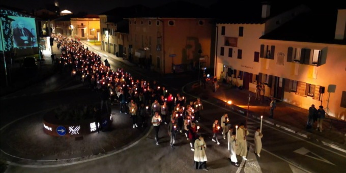 Papa Pio X è tornato a Riese, gli spettacolari video della fiaccolata con i pellegrini in processione