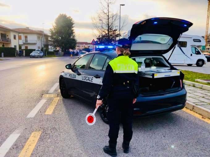 La patente è falsa, denuncia e fermo dell’auto per un pakistano a Castelfranco Veneto