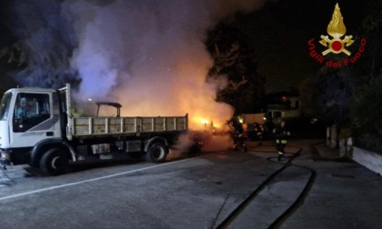 Castelfranco Veneto, video e foto del furgone divorato dalle fiamme