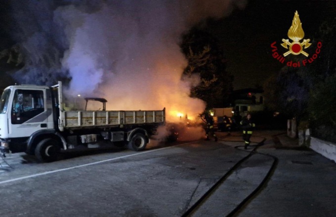 Castelfranco Veneto, video e foto del furgone divorato dalle fiamme