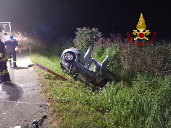 Incidente tra due auto sul Terraglio a Casier, un ferito estratto dalle lamiere della Golf finita nel fosso