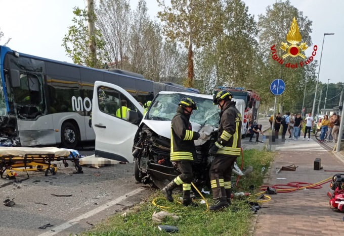 Tragico incidente a Montebelluna, scontro tra furgone e bus: due morti e tre feriti