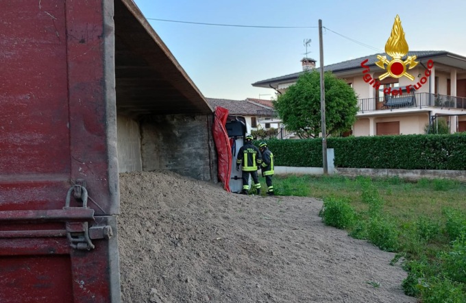 Incidente tra auto e camion di ghiaia a Vedelago, il mezzo pesante finisce fuori strada e si ribalta