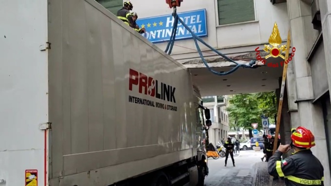 Treviso, calcola male le misure e rimane incastrato col camion nel sottopassaggio dell’hotel