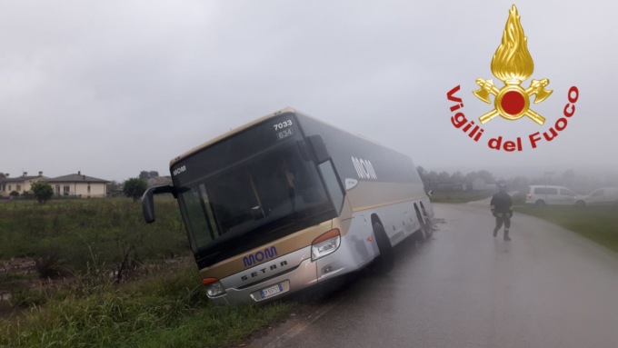 L’autobus mette le ruote nel fosso e finisce fuori strada rischiando di rovesciarsi