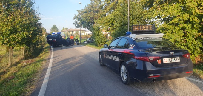 La strada è troppo stretta, le auto si scontrano e una si ribalta: due feriti a Ormelle
