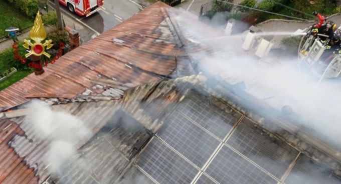 Vittorio Veneto, le foto dell’incendio al tetto in lamiera di una casa