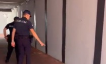 Pestato con ferocia dalla baby gang nel sottopasso, la polizia locale ha denunciato 10 minorenni