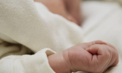 Neonata morta, per le ostetriche indagate non ci sono state complicazioni: parto in casa ripreso in un video