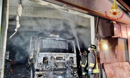 Le fiamme hanno invaso il capannone,  distrutto un camion e materiale edile