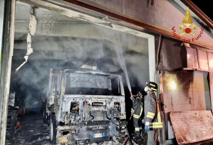Le fiamme hanno invaso il capannone,  distrutto un camion e materiale edile