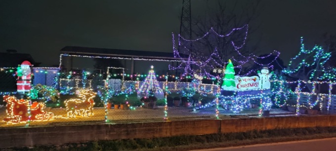 “Elfolandia”, la magia del Natale nel giardino di Dan e Aurelia