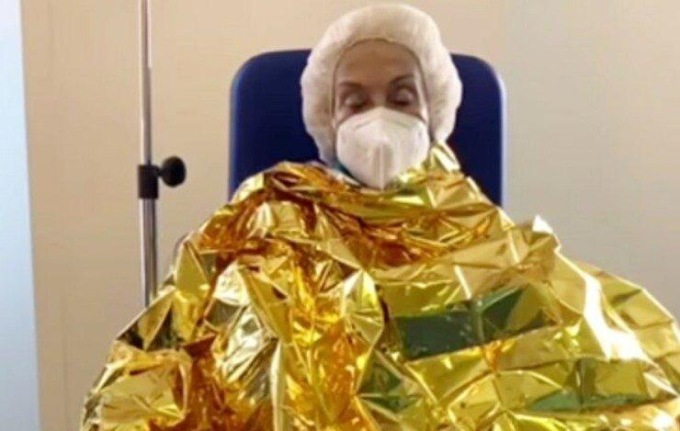 Donatella Rettore operata al tunnel carpale, preoccupazione tra i fans