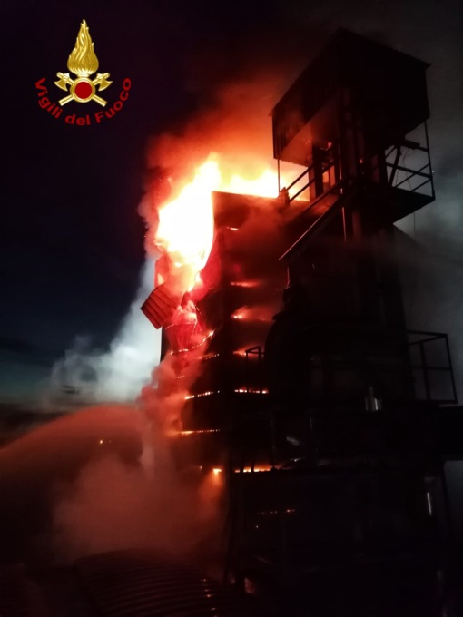 Silos in fiamme in un’azienda agricola di Vedelago, le immagini